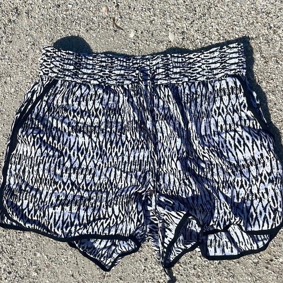 Cynthia Rowley women's shorts size medium black and white pattern Elastic waist - Picture 1 of 7